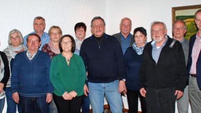 Bild: wee
Anton Herbst steht auch weiterhin an der Spitze des Obst- und Gartenbauvereins Wernberg-Köblitz. Unser Bild zeigt die neu gewählte Vorstandschaft zusammen mit Bürgermeister Konrad Kiener.
