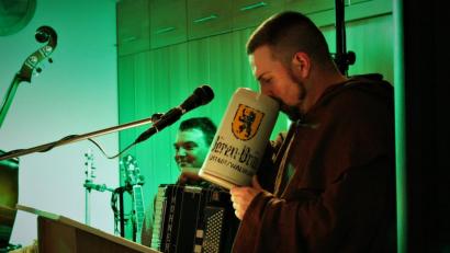 Bild: dse
SPD-Bürgermeisterkandidat Sebastian Dippold gibt beim Starkbierfest den „Bruder Ernst“.