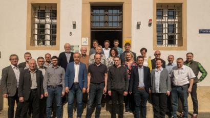 Bild: jzk
Um für die Zukunft gut gerüstet zu sein, diskutiert der erweitert Vorstand des CSU-Ortsverbandes Kemnath mit Vorsitzendem Werner Nickl sowie seinen beiden Stellvertretern Hans Prieschenk (von links) und Roman Schäffler (vorne, Vierter von links) bei einer Klausurtagung die aktuellen Probleme der Stadt und ihrer Ortsteile.