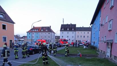 Bild: Dobmeier
Die Feuerwehr löscht das rauchende Brandgut ab. Bild: Dobmeier