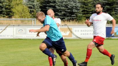 Bild: hho
Die Sportfreunde Kondrau empfangen am Sonntag den Nachbarrivalen TSV Konnersreuth. Das Hinspiel im August 2018 gewannen die Konnersreuther mit 4:0. Hier setzt sich Matthias Härtl (links) gegen die Kondrauer Jakub Ryba und Safak Goybulak (rechts) durch.