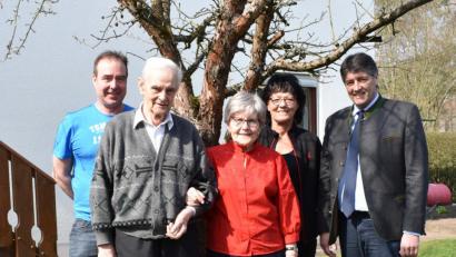 Bild: rgr
Klara und Alfred Braun feiern das Fest der Diamantenen Hochzeit. Dazu gratuliert neben den Kindern Martin (links) und Roswitha auch Bürgermeister Edgar Knobloch (rechts).