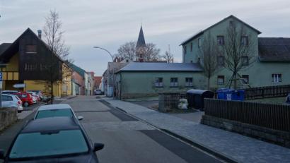 Bild: fjo
Um die verschärfte Parksituation in der Pfarrgasse zu entzerren, beschließt der Stadtrat den Abriss der einstigen Brauerei Würschinger (rechts), um dort Parkplätze zu errichten.