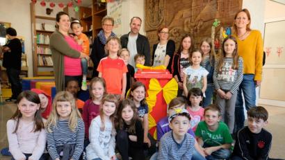 Bild: do
Unser Bild zeigt die Übergabe der Spieltonne durch die Elternbeirats-Mitglieder David Krefft, Melanie Reis, Brigitte Minich und Tanja Schertler an Schulkinder und Schulleiterin.