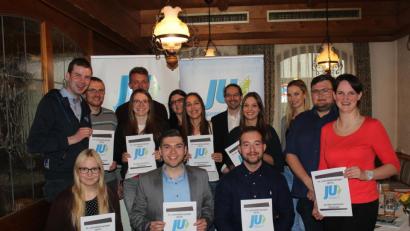 Bild: exb
Die Verantwortlichen der Jungen Union aus Oberviechtach und Schönsee stellen den druckfrischen Lehrstellenspiegel vor.