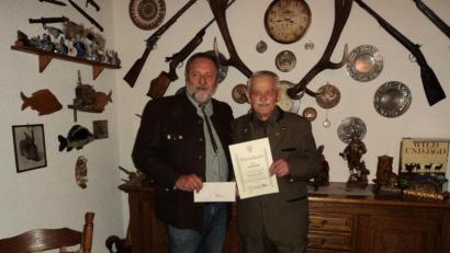 Bild: ksi
Uwe Deeg (links) ehrt Josef Diermeier.