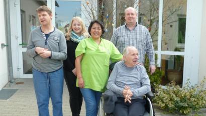 Bild: Portner
Geovanna Sanchez (Mitte) geht mit zwei Bewohnern vom „Haus Jägerhof“ in Schönsee spazieren. Einrichtungsleiter Christian Hien und Fachdienst Anja Portner freuen sich über die neue Mitarbeiterin.