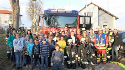 Bild: njn
Über eine gelungene Übung konnten sich die Mitglieder des Jugendrotkreuzes, der Jugendfeuerwehr sowie der Feuerwehr freuen. Mit auf dem Bild Kommandant Bernhard Schmidt (zweiter von rechts) und Jugendwart Roland Kaiser (dritter von rechts) sowie die Organisatorin und Gruppenleiterin Monika Stahl (zweite von links).