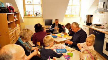 Bild: arw
Beim "Oma-Opa-Tag" in der Kindertagesstätte St. Franziskus basteln die Kinder mit ihren Großeltern.