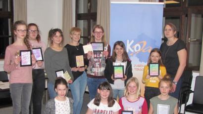 Bild: exb
Die Teilnehmer am Workshop „Handlettering“ präsentieren stolz ihre Ergebnisse. Mit Referentin Johanna Meier (stehend hinten rechts) und Betreuerin der Kommunalen Jugendarbeit Laura Pötzl (stehend Vierte von links).