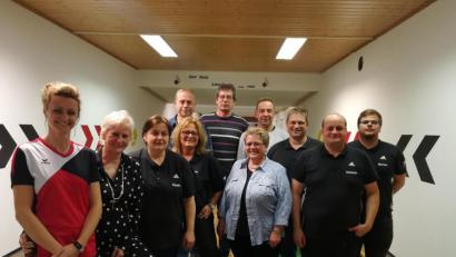 Bild: ak
Christiane Bäuml, Norma Trassl, Claudia Braunreuther, Petra Götz, Rosa Kastner, Andreas Braunreuther (vorne von links), Christian Kastner, Peter Merkl, Hans-Jürgen Pöll, Alexander Kastner und Marius Böhm (hinten von links) sorgen dafür, dass bei den Gut-Holz-Keglern auch weiterhin alles in geordneten Bahn verläuft.