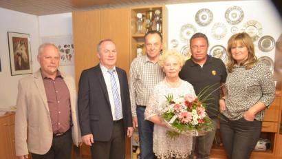 Bild: fz
80. Geburtstag feiert Wanda Engel. Karl-Heinz Buchberger und Bürgermeister Gerhard Scharl (von links) gratulieren im Namen der Gemeinde.