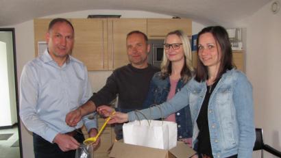 Bild: sei
Ulrike Fuhrmann und Michaela Fichtner von der Verwaltung, Bauhof-Mitarbeiter Werner Blendl und Bürgermeister Richard Kammerer haben Saatgut für "Blühende Landschaft" abgewogen und in kleine Samentütchen verpackt.