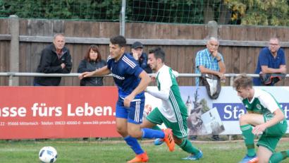 Bild: gb
Derby in der Landesliga Nordost: Der SV Mitterteich gastiert am Samstag um 16 Uhr beim FC Vorwärts Röslau. Im Hinspiel (Szene) trennten sich beide Mannschaft 1:1. Von links: Mohammad Tamo (Röslau), Kevin Krassa und Nico Stark (beide Mitterteich).