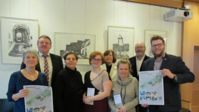 Bild: aks
Adolfine Nitschke, Bürgermeister Hans-Martin Schertl, Dorothee Schulze Zumhülsen, Vlasta Hrabětová, Hana Kristová,Zdeňka Kučerová, Zdeňka Kučerová, Übersetzer Jiří Franc und David Vereš (von links) haben das internationale Kunstprojekt in Vilseck fest im Blick.