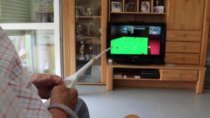 Bild: psba
Geschickt drückt er die Knöpfe seiner Spielefernbedienung. Am liebsten spielt Manfred auf seiner Konsole Snooker.