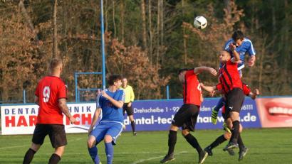 Bild: otr
Ein 0:0 im Nachholspiel zuhause gegen den SC Ettmannsdorf (Bild, Etzenricht in blau) und vorher eine 0:1-Niederlage gegen den ASV Burglengenfeld haben den SV Etzenricht weiter in die Krise gestürzt. Die Chancen auf den direkten Klassenerhalt sinken weiter.
