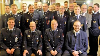 Bild: wlr
Sichtlich mit Stolz tragen die Geehrten ihre von Landrat Andreas Meier (sitzend re.), KBR Marco Saller ( sitzend 2. v. li.), KBI Wolfgang Schwarz (stehend 10. v. re.) und KBM Gerald Wölf (stehend li.) überreichten Feuerwehrehrenabzeichen des Freistaates Bayern für 25 und 40 Jahre aktiven Feuerwehrdienst.