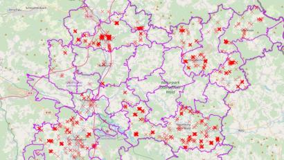 Bild: td
Der Landkreis Schwandorf wickelt federführend für die teilnehmenden Kommunen das Breitband-Bundesprogramm ab. So sollen im Landkreis über 2800 Adressen mit schnellem Internet versorgt werden.Die Karte zeigt die geplanten, auszubauenden Adressen – wobei die roten „X“ FTTB bedeuten, dass also Glasfasern bis ins Gebäude und die Wohnung verlegt werden. Die orangen Plus-Zeichen meinen FTTC – das Glasfaserkabel endet in einem grauen Anschlussverteiler, von wo aus die vorhandenen Kupferkabel bis zum Kunde weiter verwendet werden.
