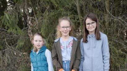 Bild: no
Drei Säcke voller Müll haben (von links) Louisa Krieger, Helena Krieger und Laura Purrer in und um Neuöd zusammengetragen.