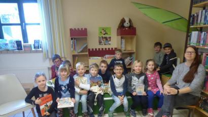 Bild: di
Die Kindergartenkinder erhalten Einblick in die Pfarrbücherei Schmidgaden.