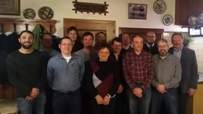 Bild: tok
Bei der Jahreshauptversammlung des Ortsverbands kommen Bürgermeister Florian Schopper (von links), Beisitzer Andreas Franz, stellvertretender Vorsitzender Manfred Wolfrath, Beisitzer Bernhard Weidner, Matthias Schopper, Martin Meiler, Margret Höfler, Konstantin Mehler, Thomas Stock sowie Schriftführer Wendelin Bäumler, Landrat Andreas Meier, Kassier Norbert Neumann und Vorsitzender Josef Stangl zusammen.