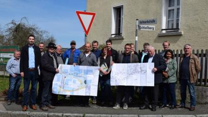 Bild: bnr
Nach Ostern beginnen die Arbeiten in der Hofmarkstraße. Zur Baustelleneinweisung trafen sich Vertreter der Kommune, der zuständigen Behörden, die Bauleitung und die ausführende Baufirma.