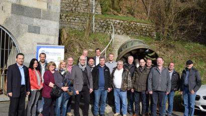 Bild: bnr
Alles Wissenswerte zur Wasserkraft erfuhren die Mitglieder des "etz Nordbayern" im Kraftwerk Reisach. Andreas Prem (Mitte), leitender Mitarbeiter, führte durch das Kraftwerk.