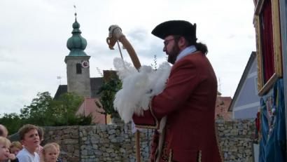 Bild: bgl
Ein vielseitiges Programm stellt der Museumsverein für die Saison im Doktor-Eisenbarth- und Stadtmuseum auf die Beine. Beim Marktmühlentag (Foto) im Vorjahr führten unter anderem Mitwirkende des Festspielvereins verschiedene Handpuppen vor.