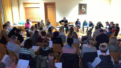 Bild: mez
Was bedeutet die Firmung ? - Zusammen mit ihren Eltern und Paten gingen die Firmlinge mit Pfarrer Edmund Prechtl dem Geheimnis der Firmung auf den Grund.