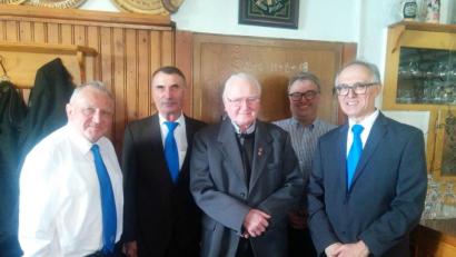 Bild: exb
MMC-Gründungsmitglied Martin Prey senior (Mitte) erhielt eine Ehrung vom Niedermuracher Obmann Joseph Salomon (rechts) überreicht. Es gratulierten Pater Josef Schwemmer (von links), Obmann Wolfgang Forster und Pastoralreferent Andreas Hartung.