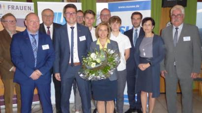Bild: fsb
CSU-Bürgermeisterkandidat Armin Aichinger (Vierter von links) mit Ehefrau Kerstin und Söhnen Tim und Jan (rechts daneben) im Kreise der Mandatsträger und Ehrengäste (von links) Wahlleiter Hans Schreyegg, Ortsverbandsvorsitzender Thomas Spörl, Bezirkstagsvizepräsident Lothar Höher sowie (von rechts) Bürgermeister Rupert Troppmann, FU-Kreisvorsitzende Tanja Schiffmann, MdL und CSU-Kreisvorsitzender Stephan Oetzinger, Landrat Andreas Meier und stellvertretender JU-Kreisvorsitzender Sebastian Kitta.