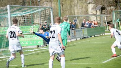 Bild: brü
Nicht zu halten für Neumarkts Schlussmann Martin Bachner (links) war der Schuss von Daniel Gömmel, der die DJK Ammerthal in der 12. Minute mit 1:0 in Führung brachte.