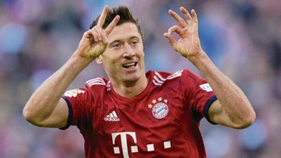 Bild: Matthias Balk/dpa
Bayerns Rekordmann: Der Treffer zum 2:0 war das 200. Tor in der Bundesliga für Robert Lewandowski. 	B