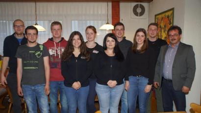 Bild: mmj
Amelie Hermann (Fünfte von rechts) wurde bei der Generalversammlung der KLJB an die Spitze des Führungsgremiums gewählt. Ihnen dankte Bürgermeister Manfred Dirscherl (rechts) für ihr Arbeit.