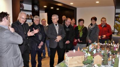 Bild: tr
Bischof Rudolf Voderholzer (Zweiter von links) ist ein glühender Krippen-Fan. Der Plößberger Delegation erklärte er die Schätze im Diözesanmuseum. Die Krippen die hier ausgestellt sind, kennt der Bischof in- und auswendig.