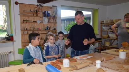 Bild: fla
Mike Schulz (stehend) erklärt den Vorschulkindern genau was sie machen müssen.
