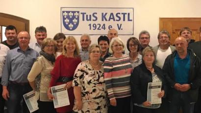 Bild: jp
Die neue Vereinsführungen des TuS Kastl – Vierter von links Norbert Bleisteiner – mit Bürgermeister Stefan Braun (rechts) und den langjährigen geehrten TuS-Mitgliedern.