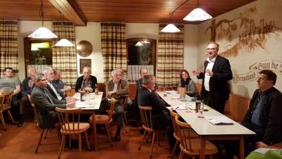 Bild: gi
Landtagsabgeordneter Alexander Flierl (stehend) erörtert mit den Bauern aktuelle Probleme. Vorsitzende Erika Sauer (Dritte von rechts) und Amtsleiter Reinhold Witt (rechts) hören aufmerksam zu.