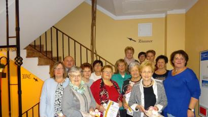 Bild: ibj
Vorsitzende Rosi Weidner (rechts) sowie 2. Bürgermeister und HKA-Vorsitzender Georg Götz gratulierten und dankten den langjährigen Mitgliedern.