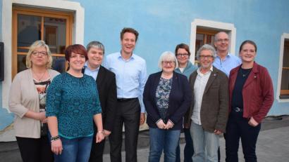 Bild: bnr
Die Führungskräfte von B90/Die Grünen hatten in der Bezirksversammlung gut lachen. Das Volksbegehren zum Artenschutz wird eins zu eins umgesetzt. Darüber freuten sich (von links)
Elisabeth Bauer, MdL Anna Toma, Bezirksvorsitzender MdB Stefan Schmid, Fraktonsvorsitzender MdL Ludwig Hartmann, Margit Kunc, Claudia Müller-Völkl, Rudi Sommer, Michael Doblinger und Tina Winkelmann.