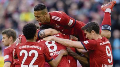 Bild: Matthias Balk/dpa
Eins, zwei, drei, vier, fünf: Die Spieler des FC Bayern München kamen nicht mehr aus dem Jubeln raus. Fünf Mal schlug es im Dortmunder Kasten ein. Und es hätte noch öfter klingeln können, so dominant trat der Rekordmeister in der heimischen Arena auf.