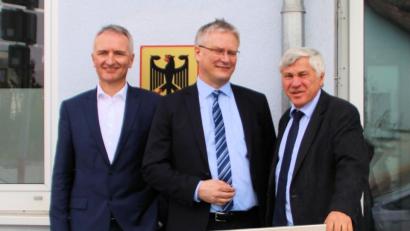 Bild: Harald Frank
Mit Markus Nitsch (Mitte) trafen sich Landtagsabgeordneter Harald Schwartz (links) und Bundestagsabgeordneter Alois Karl, um über den Arbeitsmarkt in der Region zu sprechen.