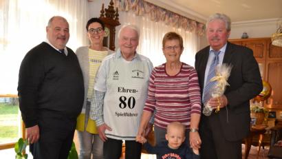 Bild: hcz
Zum 80. Geburtstag von Hans Stock gratulieren (von links) die Nachbarn Wolfgang und Michaela Wies, Gattin Gertrude (mit Enkel Maximilian) und Stadtrat Hans Forster.