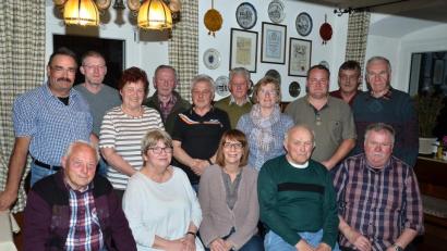 Bild: fjo
Vier langjährige Helfer ehrte der OWV Waidhaus: Vorsitzenden Detlef König (links), Schriftführerin Gerlinde König (sitzend, Zweite von links), Markierungswart Reinhard Werner (stehend, Fünfter von links) und den Vogelschutzwart Heinz Spachtholz (stehend, Fünfter von rechts).