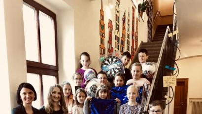 Bild: pi
Liana Horn und Selina Kaiser (von links) freuen sich mit den Kindern der Grundschule.