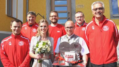 Bild: es
Viele Hände mussten die Neuvermählten Thomas Hauer und seine Frau Alexandra schütteln. Zu den Gratulanten zählten die TSV-Vorsitzenden Norbert Dobmeier (vorne, rechts) und Fred Eckl (hinten, links), Abteilungsleiter Sven Stock (hinten, rechts) und Thoms Bäuml (vorne, links), für FEE Neunburg vorm Wald Reinhard Lottner (hinten, Mitte).