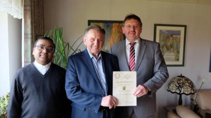 Bild: Stefanie Gradl
Bürgermeister Hans-Martin Schertl (rechts) und Pfarrvikar Hruday Madanu (links) gratulieren dem Jubilar Richard Lindner zum 85. Geburtstag.