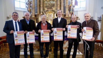 Bild: usc
Sie hoffen auf eine volle Kirche beim ersten ökumenischen Passionssingen in Freihung (von links): Bürgermeister Norbert Bücherl, Posaunenchorleiter und Mitorganisator Heiner Müller, Organisator Hermann Frieser, der evangelische Pfarrer Matthias Weih, der katholische Ortspfarrer Bernhard Huber und 2. Bürgermeister Helmut Klier.