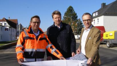 Bild: pz
Beim Ortstermin kurz vorm Start der Arbeiten in der Egerer Straße informierten (von links) Sachbearbeiter Tobias Tippmann, Stadtbaumeister Hubert Siller und Bürgermeister Bernd Sommer.